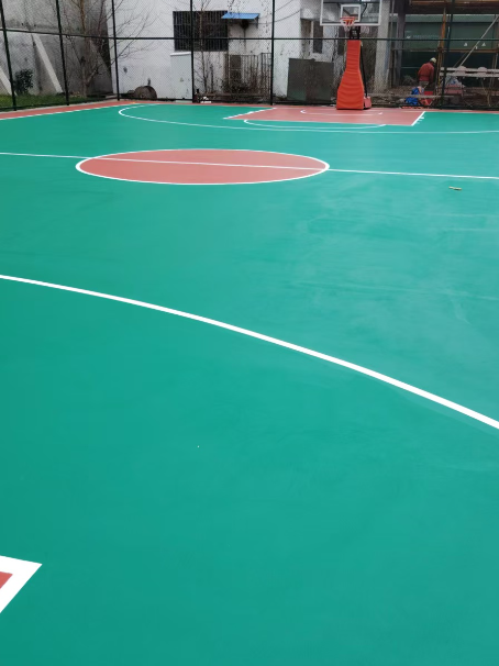 浦江 球场长期使用易出现地面开裂